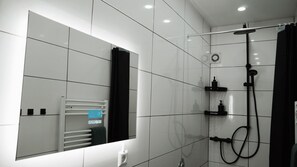Shower, hair dryer, towels, soap - Vacation apartment - beautiful home Li-Apartments (Pforzheim)
