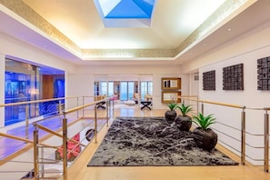 Vila superluxo, piscina particular, vista para o mar | Parte interna