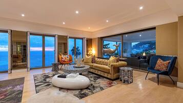 Luksusvilla, privat basseng, sjøutsikt | Oppholdsområde | Flatskjerm-TV