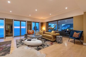 Living area - YOLO Spaces - Clifton White House Villa (Cape Town)