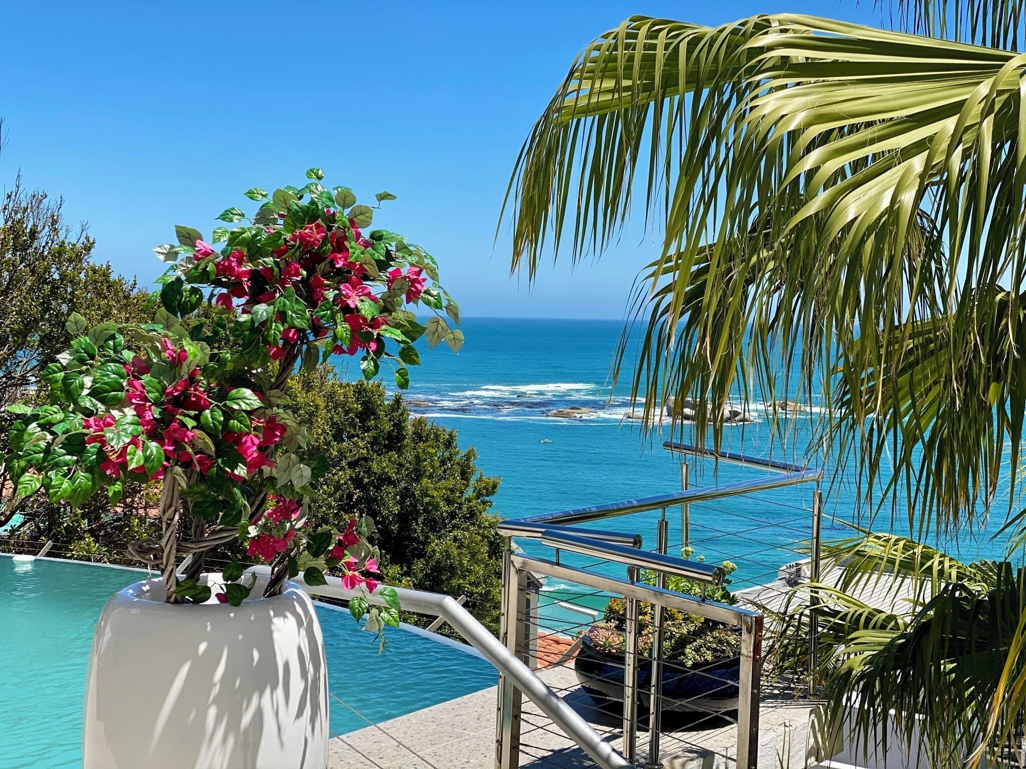 Utendørsbasseng og solsenger