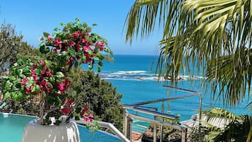 Utendørsbasseng og solsenger