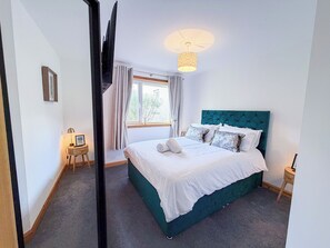3 bedrooms, desk, WiFi, bed sheets