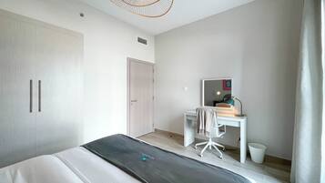 Ein modernes Schlafzimmer mit einem Bett, einem Schreibtisch und einem Stuhl.