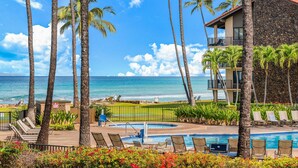Ein Resort mit Pool, Palmen und Blick aufs Meer.