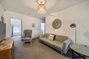 TV, books - Roll-top bath, rain shower and space for 8 in the heart of Filey (North Yorkshire)