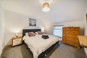 3 bedrooms, desk, iron/ironing board, WiFi - Roll-top bath, rain shower and space for 8 in the heart of Filey (North Yorkshire)