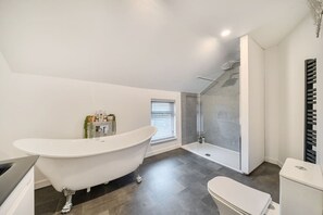 Hair dryer, towels - Roll-top bath, rain shower and space for 8 in the heart of Filey (North Yorkshire)