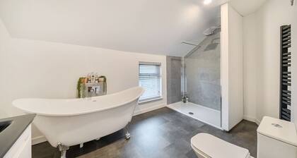 Roll-top bath, rain shower and space for 8 in the heart of Filey
