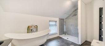 Roll-top bath, rain shower and space for 8 in the heart of Filey