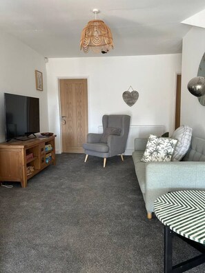 TV, books - Roll-top bath, rain shower and space for 8 in the heart of Filey (North Yorkshire)