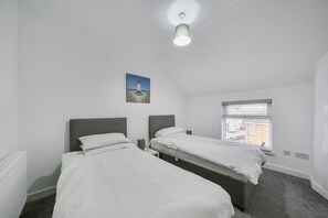 3 Schlafzimmer, Schreibtisch, Bügeleisen/Bügelbrett, WLAN