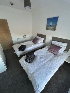 3 bedrooms, desk, iron/ironing board, WiFi - Roll-top bath, rain shower and space for 8 in the heart of Filey (North Yorkshire)