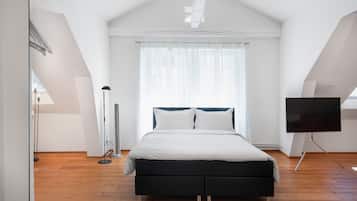 Tabla de planchar con plancha y ropa de cama