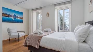 3 quartos, ferros/tábuas de passar roupa, acesso à internet