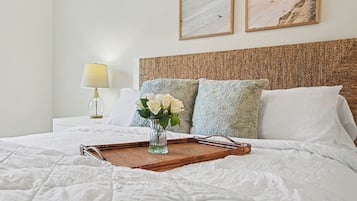 4 slaapkamers, een bureau, een strijkplank/strijkijzer, reisbedje