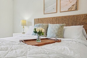 4 slaapkamers, een bureau, een strijkplank/strijkijzer, reisbedje