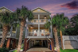Exterior - Chateau Relaxo!  1/2 Block to Beach, Huge Private Pool, All NEW Furnishings, Plenty of Family Space (Surfside Beach)