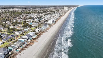 Vlak bij het strand, ligstoelen aan het strand