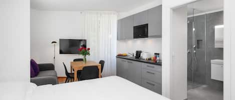 Iron/ironing board, bed sheets