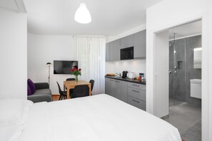 Tabla de planchar con plancha y ropa de cama