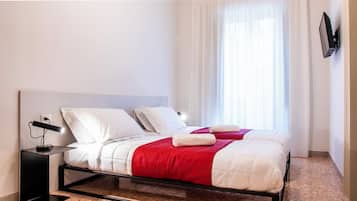 Deluxe Apartment | Iron/ironing board, free WiFi