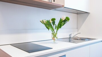 Appartamento Comfort | Cucina privata | Frigorifero con congelatore, microonde, piano cottura