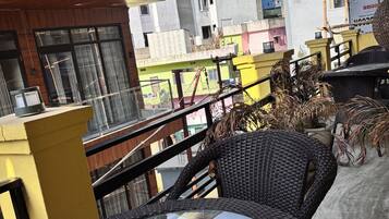 Deluxe tweepersoonskamer, balkon, uitzicht op bergen | Buiten dineren