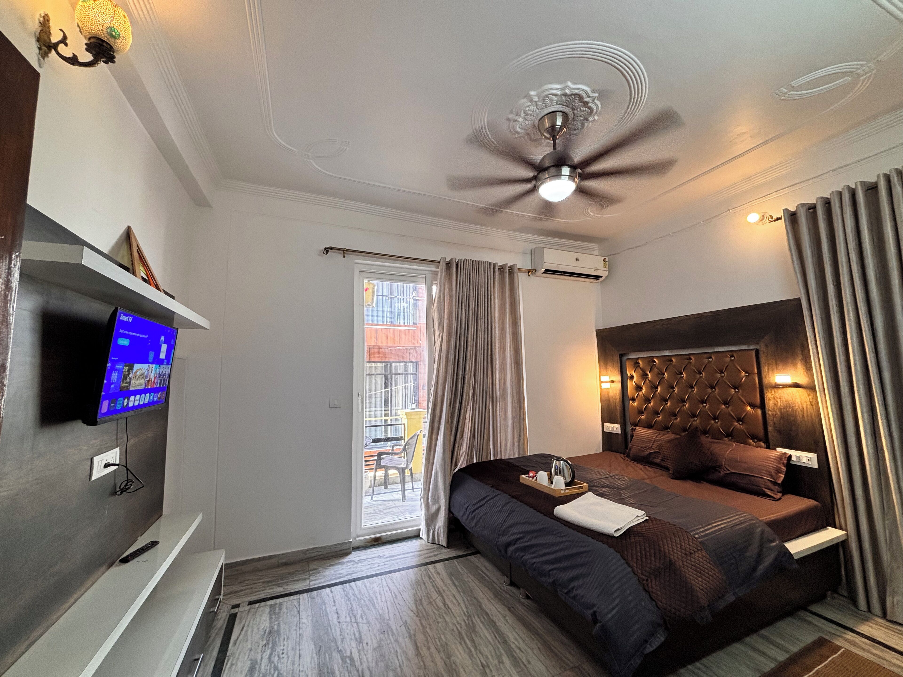 Deluxe-Doppelzimmer, Balkon, Bergblick | Schreibtisch, laptopgeeigneter Arbeitsplatz, kostenloses WLAN