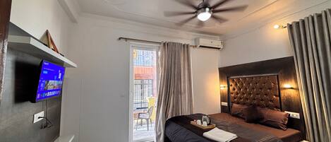 Escritorio, espacio para trabajar con laptop y wifi gratis