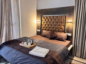 Deluxe-Doppelzimmer, Balkon, Bergblick | Schreibtisch, laptopgeeigneter Arbeitsplatz, kostenloses WLAN