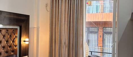 Habitació doble Deluxe, balcó, vistes a la muntanya | Escriptori, espai de treball apte per a portàtils i wifi gratuïta