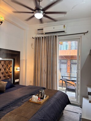 Deluxe-Doppelzimmer, Balkon, Bergblick | Schreibtisch, laptopgeeigneter Arbeitsplatz, kostenloses WLAN