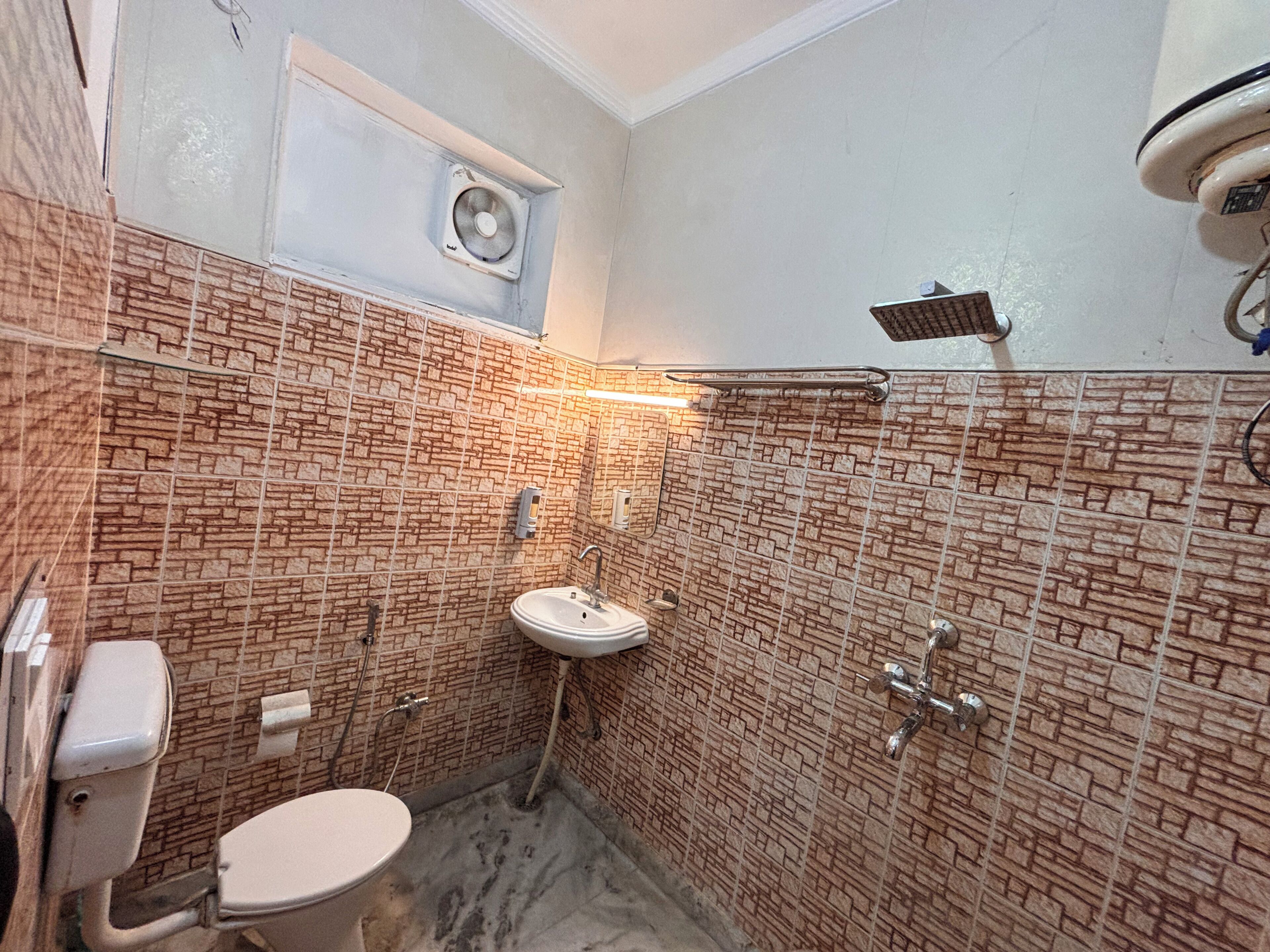 Ducha, pantuflas, toallas, jabón