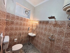 Deluxe Double Room, Balcony, Mountain View | Bathroom | Shower, slippers, towels, soap - Hotel sukoon tapovan (Rishikesh)