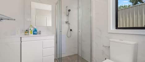 SĂšche-cheveux, serviettes fournies, savon, papier toilette