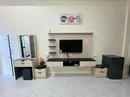 Escritorio y ropa de cama 