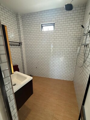 Executive Room | Bathroom | Shower, rainfall showerhead, bidet, towels - Hotel O Lundu Town Homestay Kpg Dagang (Lundu)