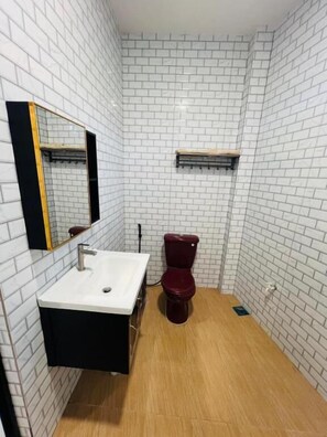 尊荣套房 | 浴室 | 淋浴设施、大花洒淋浴喷头、坐浴桶、毛巾