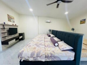 Executive Room | Desk, bed sheets - Hotel O Lundu Town Homestay Kpg Dagang (Lundu)