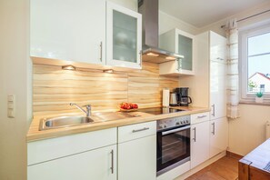 Réfrigérateur, un four, surface de cuisson, lave-vaisselle