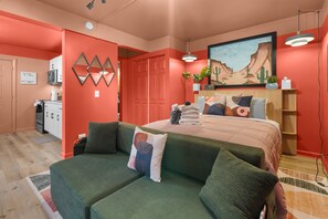 Desk, free WiFi, bed sheets - Hillview Haven 3–Nashville Studio–Sleeps 4 (Nashville)