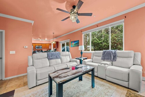 Cozy 3BR House with Lake View near Hiking Trails