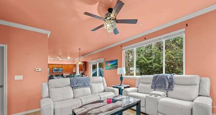 Cozy 3BR House with Lake View near Hiking Trails