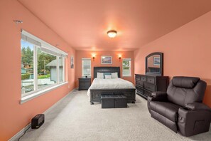 3 bedrooms, desk, iron/ironing board, WiFi - Cozy 3BR House with Lake View near Hiking Trails (Maple Valley)