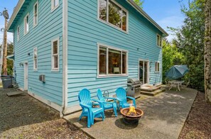 Terrace/patio - Cozy 3BR House with Lake View near Hiking Trails (Maple Valley)