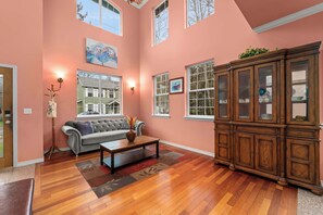 Smart TV, fireplace, video games, offices - Cozy 3BR House with Lake View near Hiking Trails (Maple Valley)