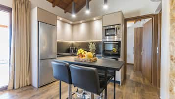 Elithea Villa Two | Dapur peribadi | Peti sejuk/penyejuk beku saiz penuh, ketuhar gelombang mikro, ketuhar