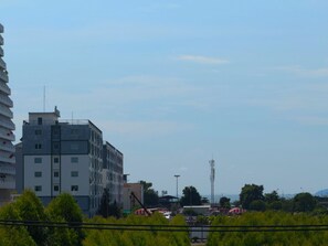 Monikerroksinen rakennus, jossa on moderni arkkitehtoninen ilme ja jossa yhdistyvät parvekkeet ja ikkunat.
