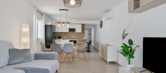 Moderno appartamento ad Atlanterra con piscina condominiale, pannelli solari e backup